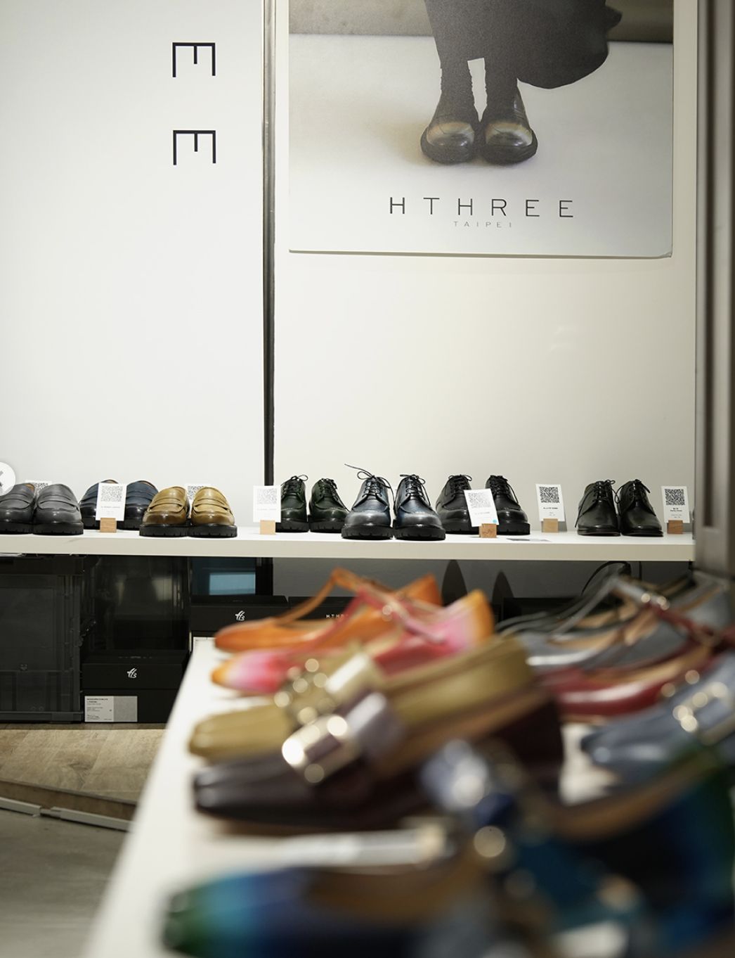HTHREE Fitting Room 현장의 수제 가죽 신발 진열